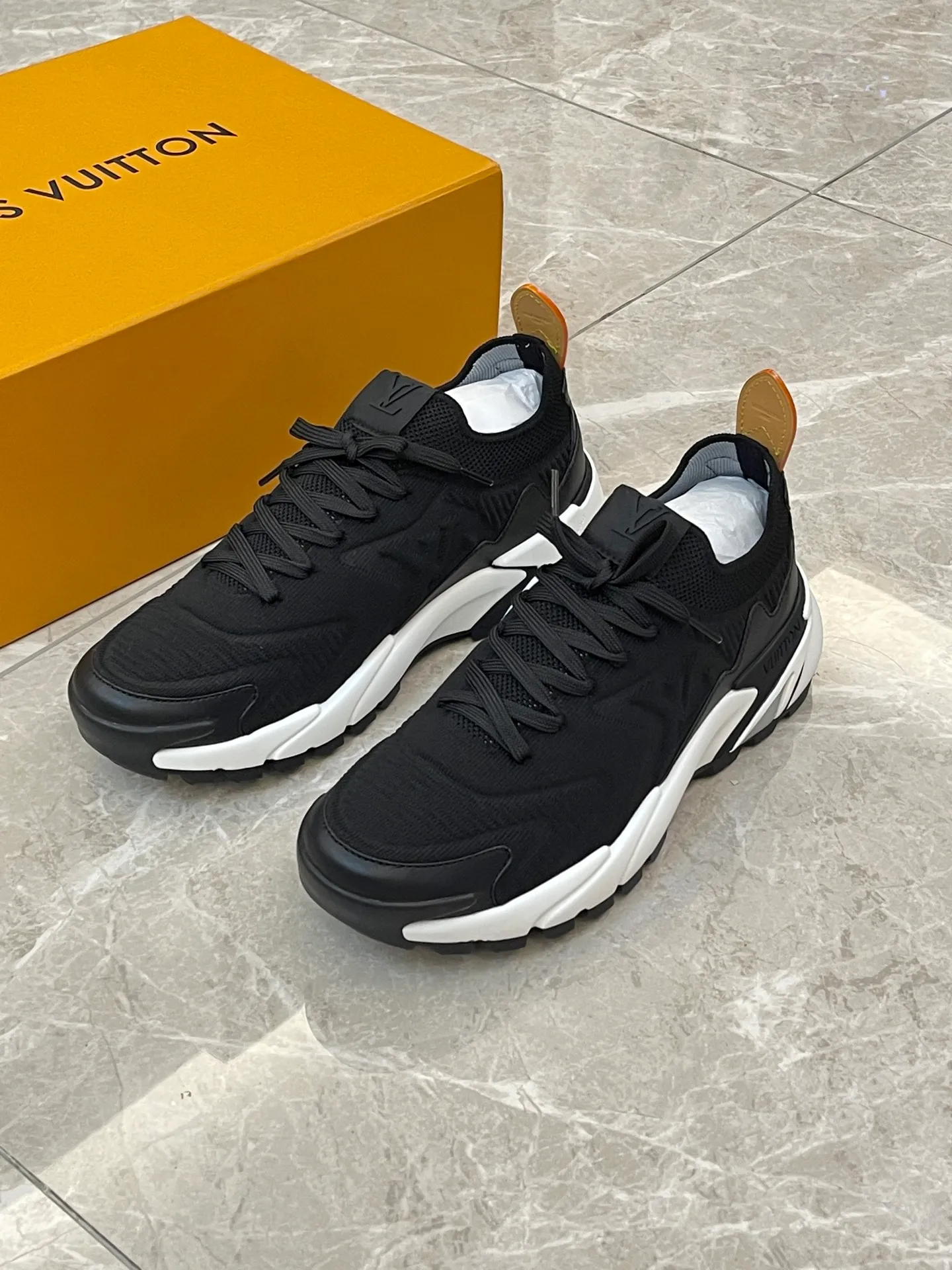[L Home] Top P: 700💰 Size: 39-44 (customized at 38.45.46) LV Donkey Brand Louis Vuitton RUNNER TATIC new men's sneakers This LV Runner Tatic sneaker uses a whole piece of technical knitting to create an easy-to-take-off design, and then outlines the upper with cow leather trim. The LV logo on the side releases a dynamic atmosphere between the textures, the leather back strap is shaped like the handle fastener of the Louis Vuitton leather goods series, and the lightweight and wear-resistant two-tone rubber sole completes the whole. The toe and heel wrap details continue to provide comfortable fabric foot support, creating a stylish and stylish upper! Comes with full original packaging!